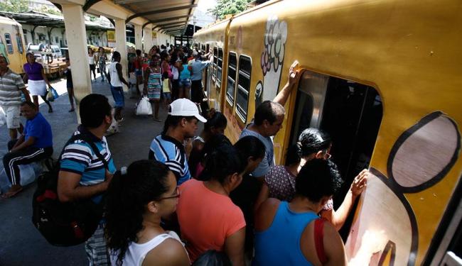 Defeitos tiram composições das linhas e deixam outras lotadas - Foto: Raul Spinassé | Ag. A TARDE