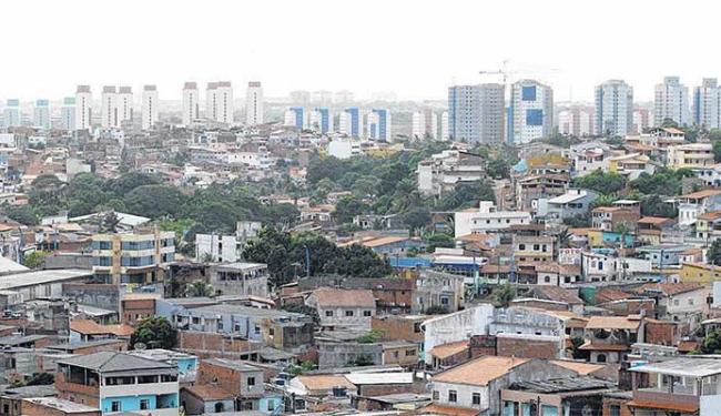 Acentuado desnível social se evidencia em numerosos bairros onde comunidades aparecem ao lado de mor - Foto: Fernando Vivas | Ag. A TARDE