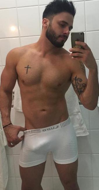 Resultado de imagem para Rodrigo Marim posta foto sem cueca