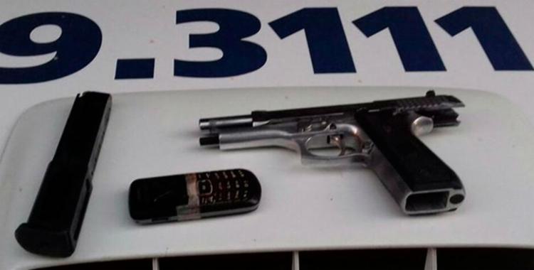 Pistola e munições estavam com suspeito de tráfico morto na ação - Foto: Divulgação | PM