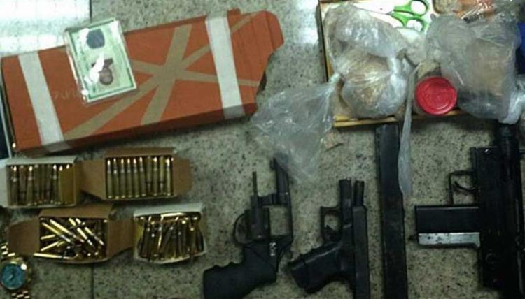 Armas como uma submetralhadora foram encontradas com suspeito - Foto: Divulgação | SSP