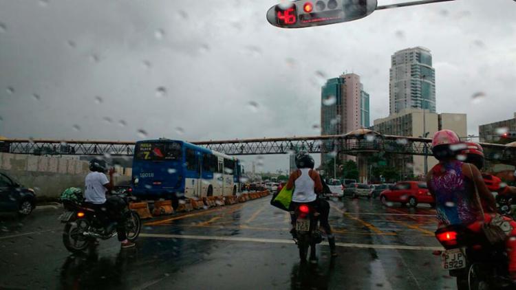 Por volta das 6h50, alguns ônibus já circulavam na região do Shopping da Bahia - Foto: Juarcy dos Anjos | Ag. A TARDE