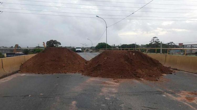 Terra foi usada para bloquear a via que dá acesso a cidade de Camaçari - Foto: Reprodução | Site Camaçari Notícias