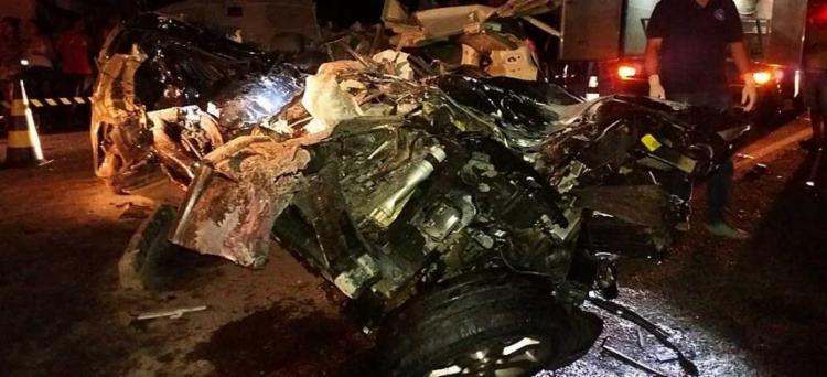 Carro onde estavam as vítimas ficou completamente destruído - Foto: Divulgação | Blog do Anderson