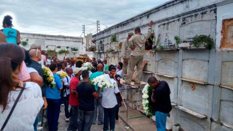 Muitos amigos, familiares e clientes compareceram ao enterro de Valdir - Foto: Edilson Lima | Ag. A TARDE