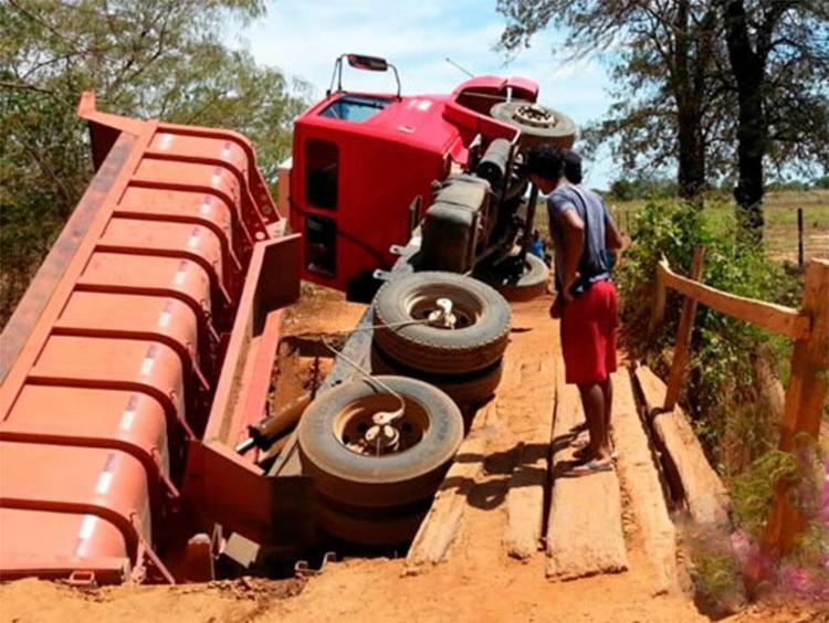 Ninguém ficou ferido no acidente com o caminhão - Foto: Reprodução | Blog Sigi Vilares