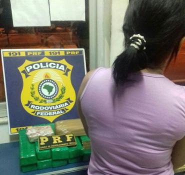 Ela usava uma tornozeleira eletrônica e possuía antecedentes por tráfico de drogas - Foto: Divulgação | PRF