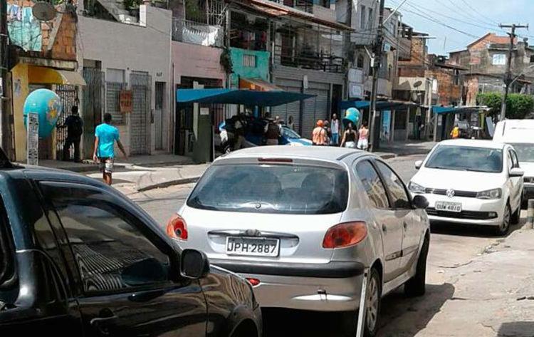 Policiais militares estão no final de linha de ônibus da Santa Mônica - Foto: Cidadão Repórter | Via WhatsApp