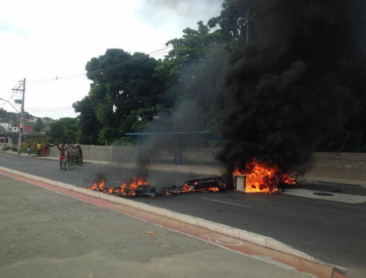 Durante manifestação, moradores atearam fogo em objetos - Foto: Monica Melo | Ag. A TARDE