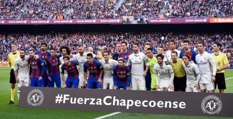Jogadores do Barcelona e Real Madrid se misturaram pela Chape - Foto: Josep Lago | AFP