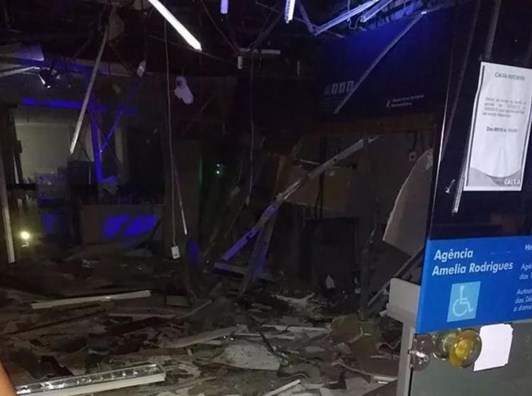 Agência da Caixa Econômica ficou destruída por conta da ação de bandidos - Foto: Reprodução | Tiago Batista | Site Amélia Notícias