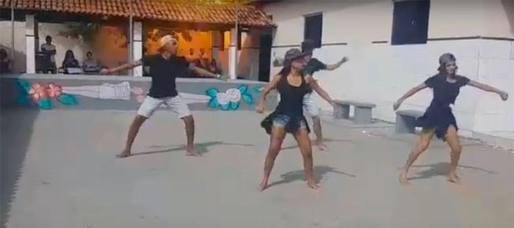 Alunos se apresentavam quando árvore foi atingida por raio - Foto: Reprodução | YouTube