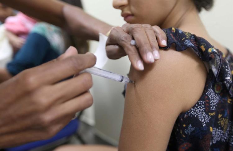 Embora a vacinação esteja sendo feita, novos casos suspeitos continuam a ser registrados - Foto: Adilton Venegeroles | Ag. A TARDE