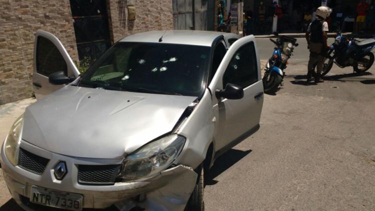 Carro do policial foi alvejado diversas vezes - Foto: Cidadão Repórter | Via WhatsApp