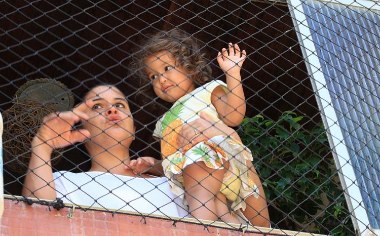 Mesmo com a rede, Luciana mantém atenção redobrada com a filha de 2 anos - Foto: Luciano da Matta l Ag. A TARDE