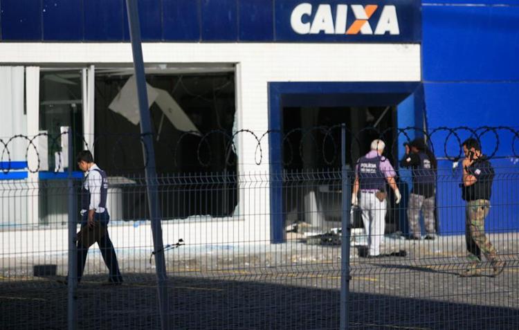 Policiais já fazem a vistoria na agência da Caixa Econômica - Foto: Edilson Lima | Ag. A TARDE