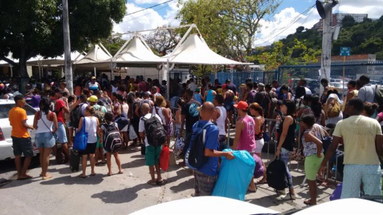 Passageirso enfrentam longas filas no terminal de São Joaquim - Foto: Luciano da Matta | Ag. A TARDE