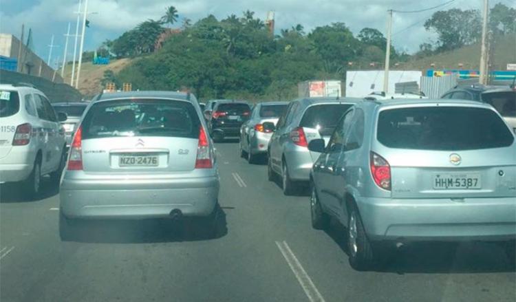 Trânsito está congestionado na Paralela por conta da ocorrência - Foto: Hilcélia Falcão | Ag. A TARDE