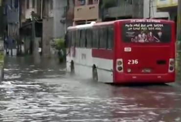 Chuva causa pontos de alagamento em Salvador nesta sexta-feira