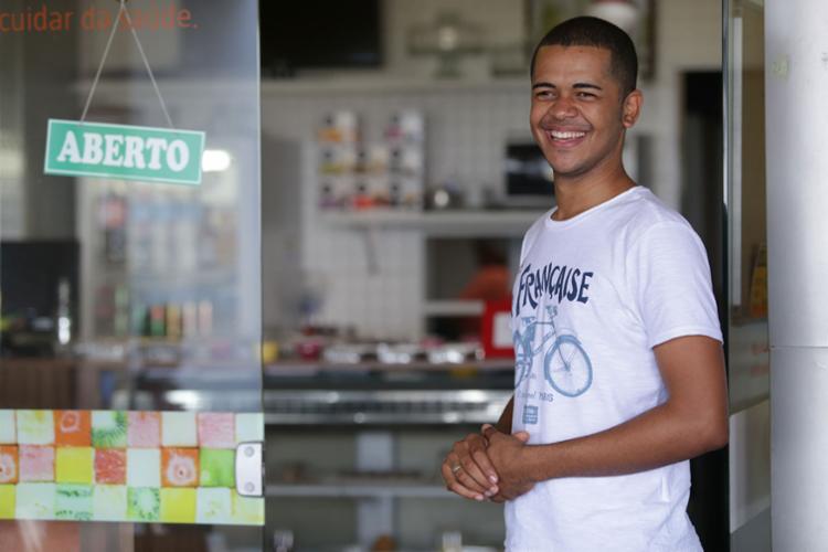 Giovani conseguiu trabalho logo após curso de operador de caixa - Foto: Adilton Venegeroles | Ag. A TARDE | 07.04.2017