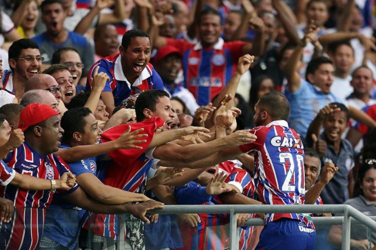 Régis vibra com o torcedor o gol da classificação - Foto: Raul Spinassé l Ag. A TARDE