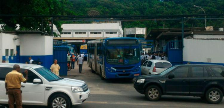 Rodoviários atrasaram saída das garagens - Foto: Raul Spinassé | Ag. A TARDE