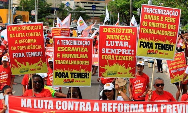 Centrais sindicais protestam contra terceirização e reformas - Foto: Adilton Venegeroles | Ag. A Tarde