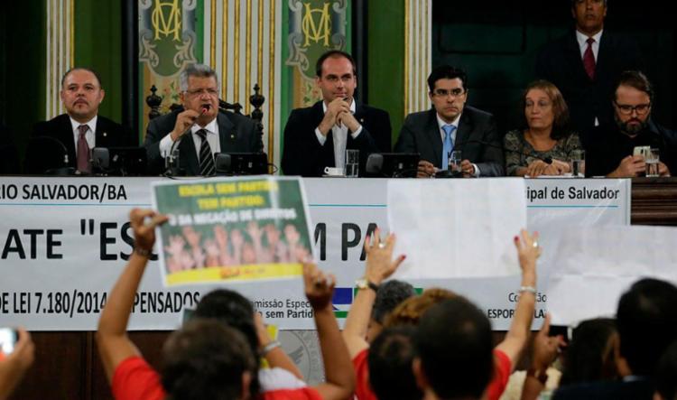 Manifestantes fizeram ato contra Eduardo Bolsonaro dentro e fora da Câmara - Foto: Raul Spinassé | Ag. A TARDE