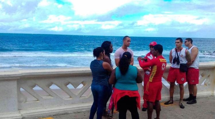 Família de adolescente acompanha o trabalho dos bombeiros - Foto: Joá Souza | Ag. A TARDE