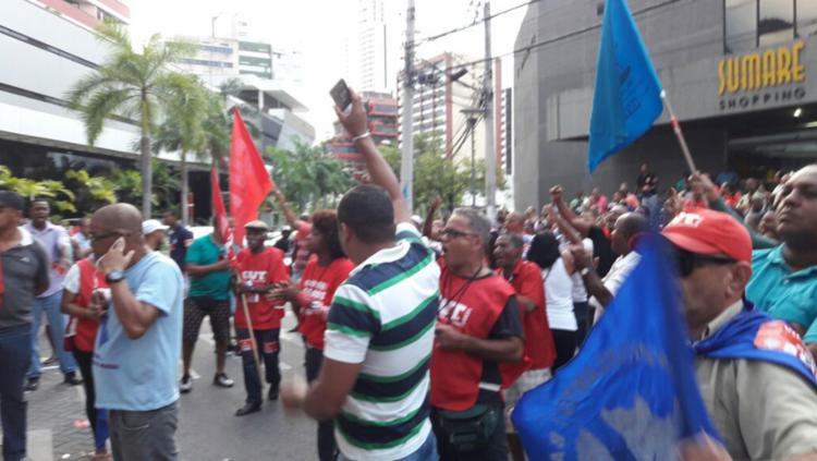 Protesto da categoria ocorreu, nesta terça-feira, 30, na avenida Tancredo Neves - Foto: Francisco Arthur | Ag. A TARDE