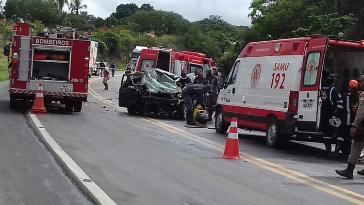 Acidente ocorrido em abril deste ano em Sapeaçu: rotina trágica nas estradas - Foto: Site Voz da Bahia l Fábio Santos l Divulgação l 26.4.2017