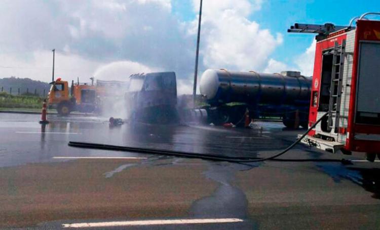 Bombeiros estão local atentando apagar as chamas da carreta - Foto: PRE | Divulgação
