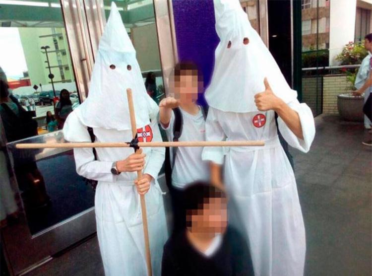 Alunos usaram roupas de grupo racista dos EUA - Foto: Reprodução