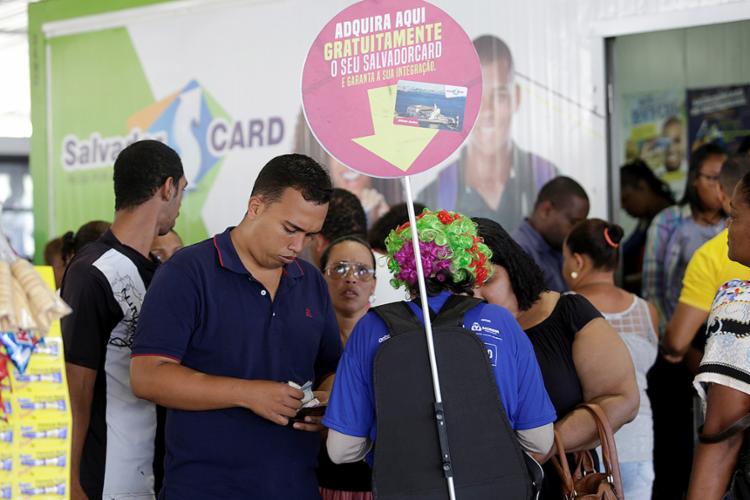 Agente do Consórcio Integra atende passageiros, que formaram filas no primeiro dia de transição operacional - Foto: Adilton Venegeroles l Ag. A TARDE Agente do Consórcio Integra atende passageiros, que formaram filas no primeiro dia de transição operacional - Foto: Adilton Venegeroles l Ag. A TARDE