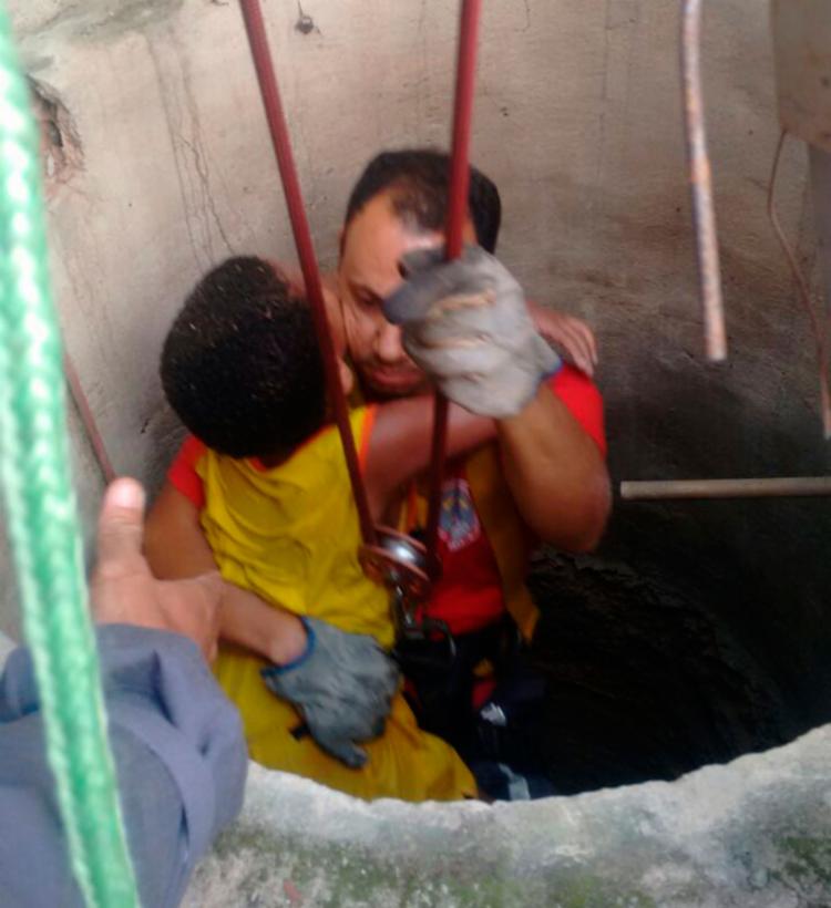 O menino foi resgatado com vida após cair em uma cisterna de 25 metros - Foto: Divulgação | Corpo de Bombeiros
