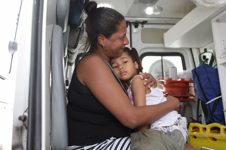 Jane Cruz reencontra a sobrinha Milena no interior da ambulância de resgate do Samu - Foto: Margarida Neide l Ag. A TARDE