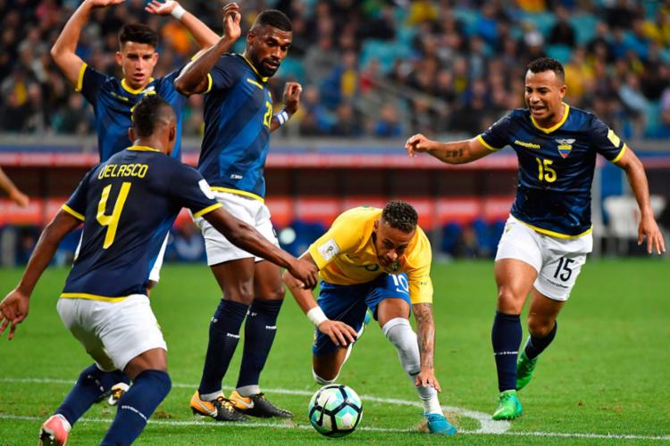 O jogador Neymar foi muito visado pelos marcadores do Equador - Foto: Nelson Almeida | AFP