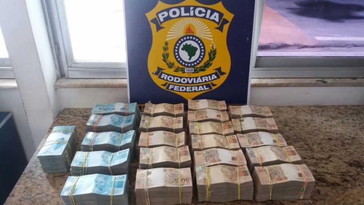 A quantia estava em uma mala e foi encontrada durante fiscalização de rotina - Foto: Divulgação | PRF