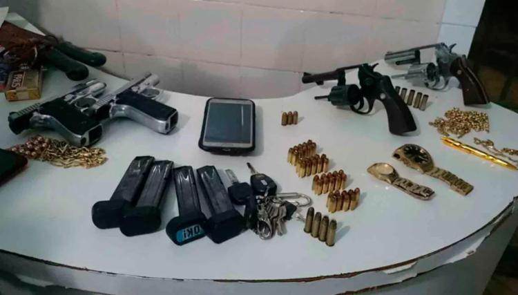 Armas e muni&ccedil;&otilde;es foram apreendidas com outros ciganos - Foto: Ivonaldo Paiva | Blog do braga