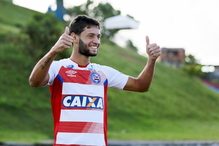 Corinthians anuncia a contratação do lateral-esquerdo Juninho Capixaba