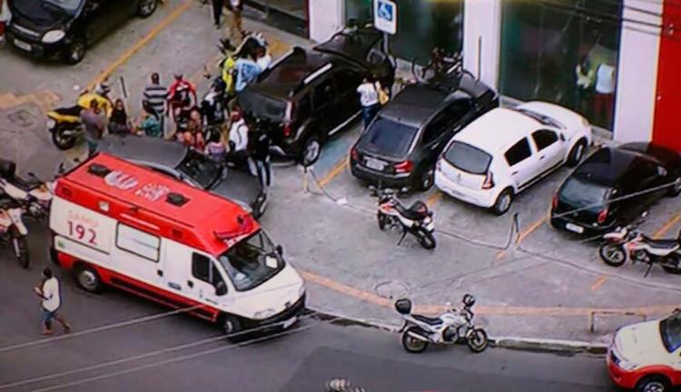 Equipe do Samu estão na agência para prestar socorro à vítima - Foto: Reprodução | TV Record