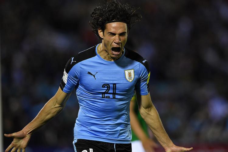 Cavani comemora após marcar o segundo gol na partida - Foto: Pablo Porciuncula l AFP