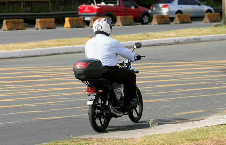 Quem for flagrado pode ser multado em R$ 293,47 por infração gravíssima - Foto: Adilton Venegeroles | Ag. A TARDE | 17.10.2016