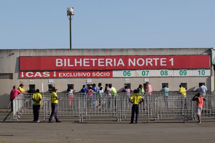 Torcida do Bahia deve garantir um bom público no domingo - Foto: Adilton Venegeroles | Ag. A TARDE Torcida do Bahia deve garantir um bom público no domingo - Foto: Adilton Venegeroles | Ag. A TARDE
