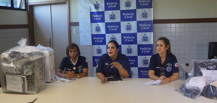 As delegadas Claudenice Mayo, Fernanda Porf&iacute;rio, ambas do Depom, e Ana Cr&iacute;cia, da Dercca, falaram sobre a opera&ccedil;&atilde;o - Foto: Divulga&ccedil;&atilde;o l Pol&iacute;cia Civil