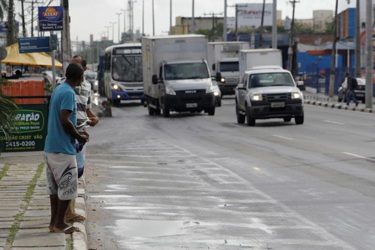 Permanecer, andar ou cruzar pistas onde n&atilde;o &eacute; permitido vai gerar multa de R$ 44,19 (50% da infra&ccedil;&atilde;o leve) - Foto: Adilton Venegeroles | Ag. A TARDE | 17.03.2017