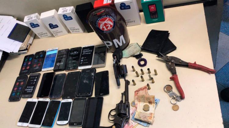 Vinte e dois celulares foram recuperados pela pol&iacute;cia - Foto: Divulga&ccedil;&atilde;o | SSP-BA