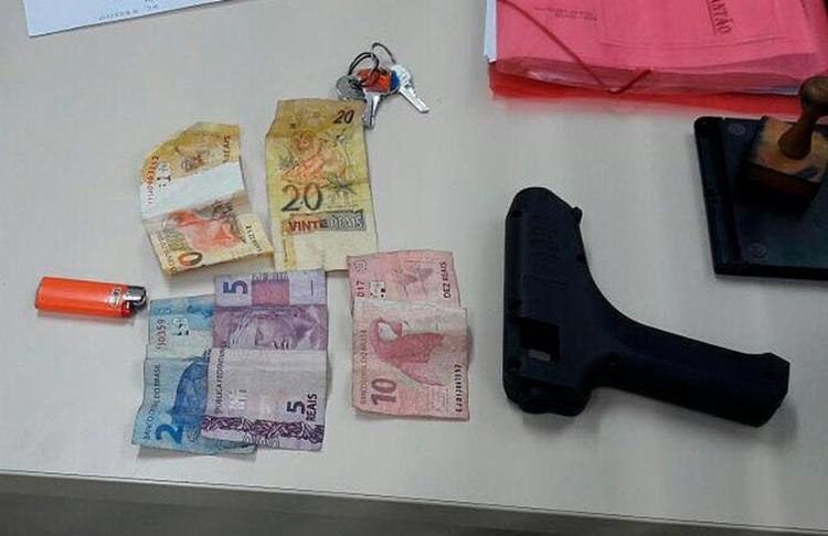 Foram encontrados com os adolescentes um simulacro de arma de fogo, que seria utilizado para intimidar as vítimas - Foto: Divulgação | Polícia Civil