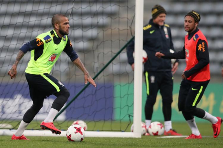 Neymar e Daniel Alves se apresentaram nesta segunda, 6 - Foto: Lucas Figueiredo | CBF Neymar e Daniel Alves se apresentaram nesta segunda, 6 - Foto: Lucas Figueiredo | CBF