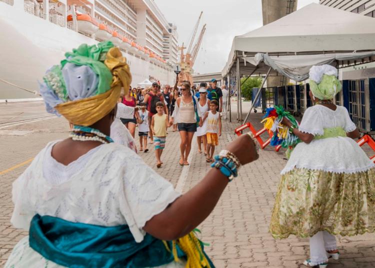 Os turistas serão recepcionados por baianas, distribuindo fitinhas do Senhor do Bonfim e informando as atrações turísticas - Foto: Rosilda Cruz/GOVBA